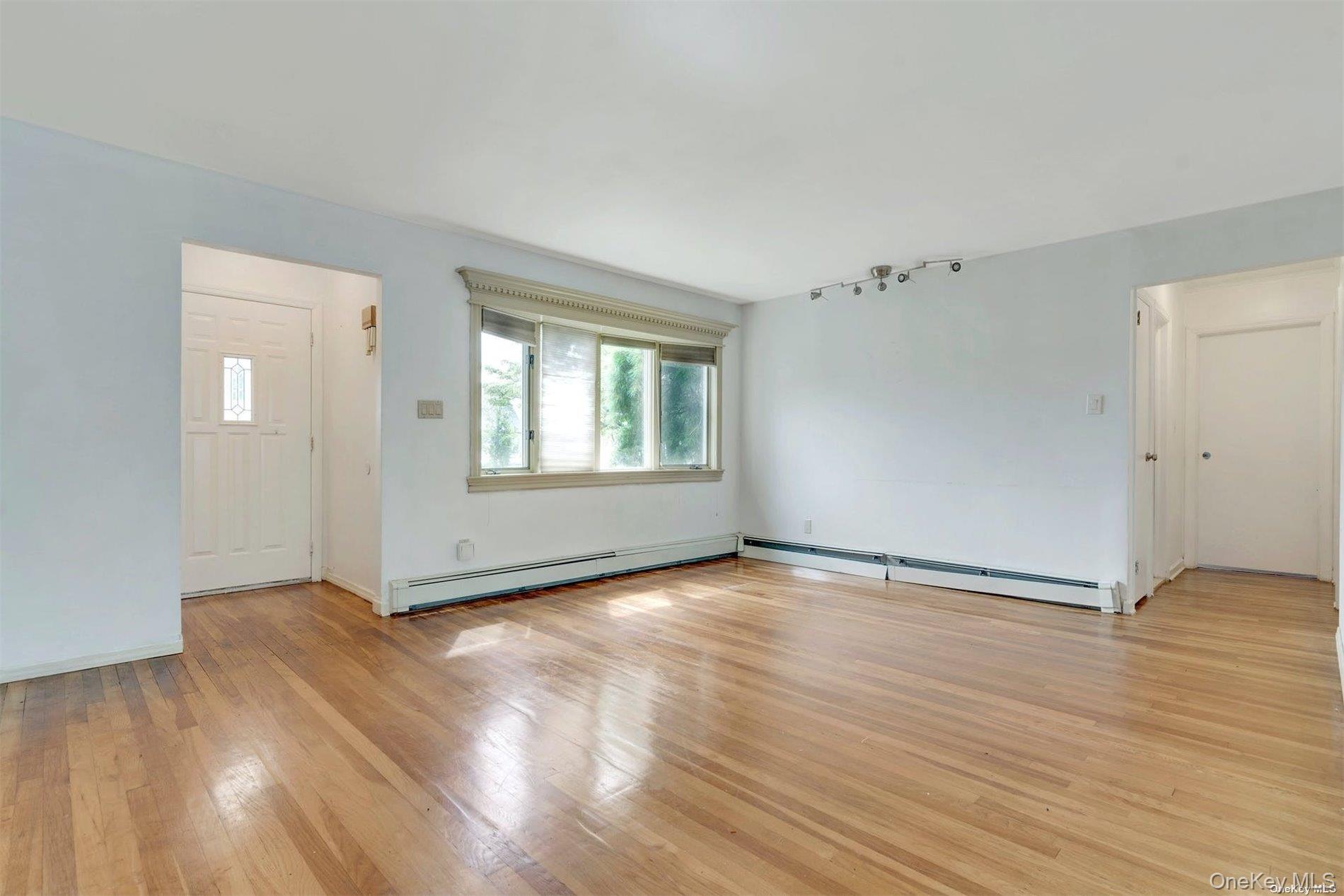 4 Cheshire Road Bethpage, NY 11714 - Photo 21 of 28