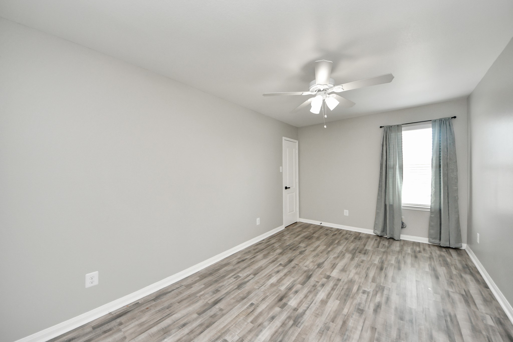 6931 Primrose Road Baytown, TX 77521 - Photo 40 of 50 Spacious 4th bedroom with neutral tones, wood-look flooring, and natural light.