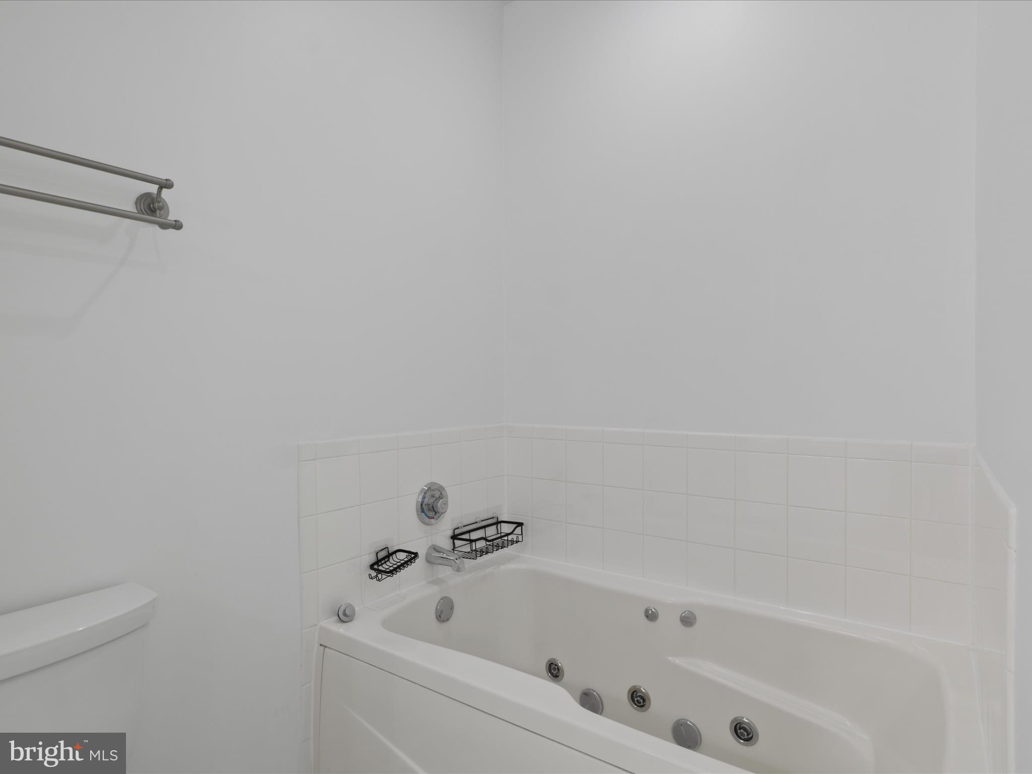 3830 9th Street North, Unit PH3E Arlington, VA 22203 - Photo 30 of 44 a bathroom with a bathtub and toilet