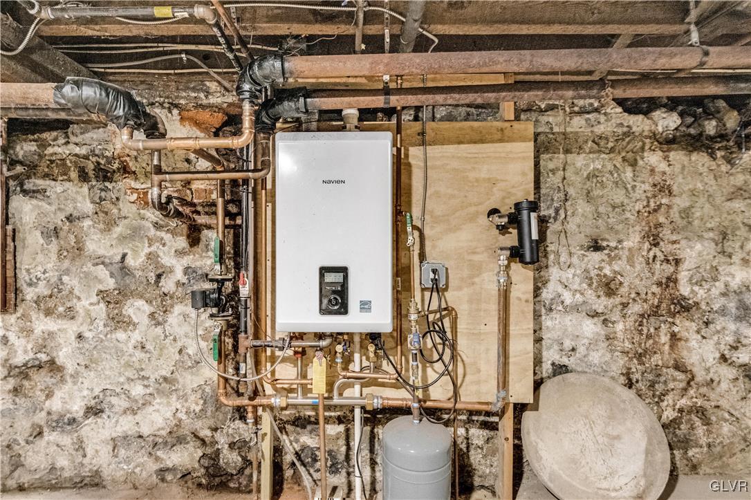 911 Spring Garden Street Easton, PA 18042 - Photo 36 of 48 a bathroom with a toilet sink and shower