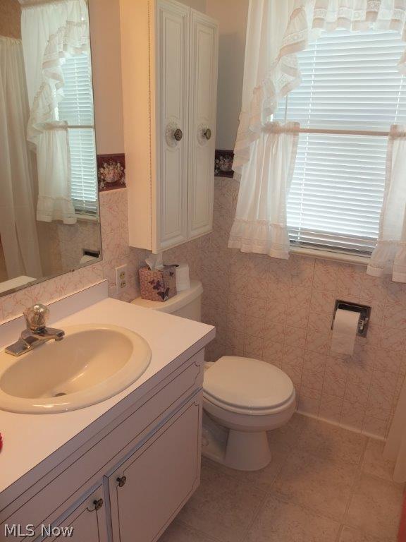 3014 Helen Place Northwest Canton, OH 44708 - Photo 10 of 16 Full bath on the main floor.