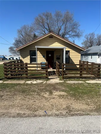 $147,000 | 417 South Oak Street, Versailles, MO 65084