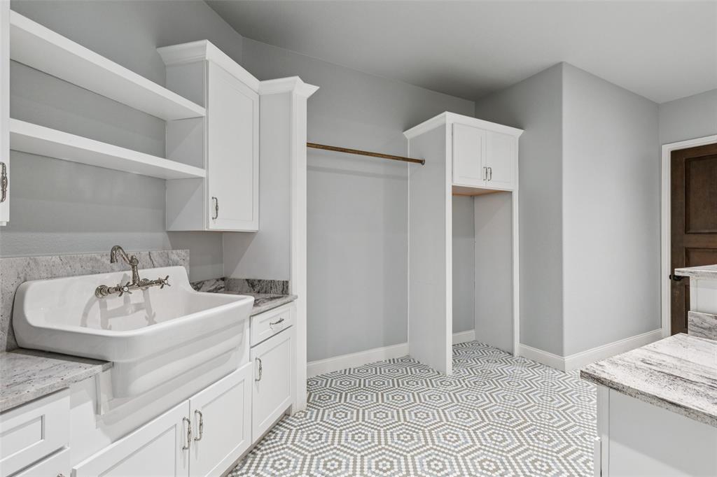 12877 Foutch Road Pilot Point, TX 76258 - Photo 25 of 40 a spacious bathroom with a sink and a mirror