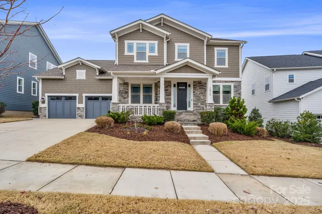 a view of a yard in front of house