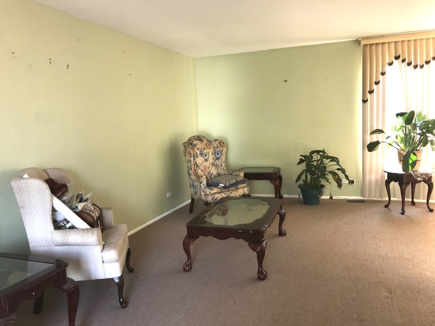 54 Cloverleaf Road Matteson, IL 60443 - Photo 4 of 13 a room with furniture and a table