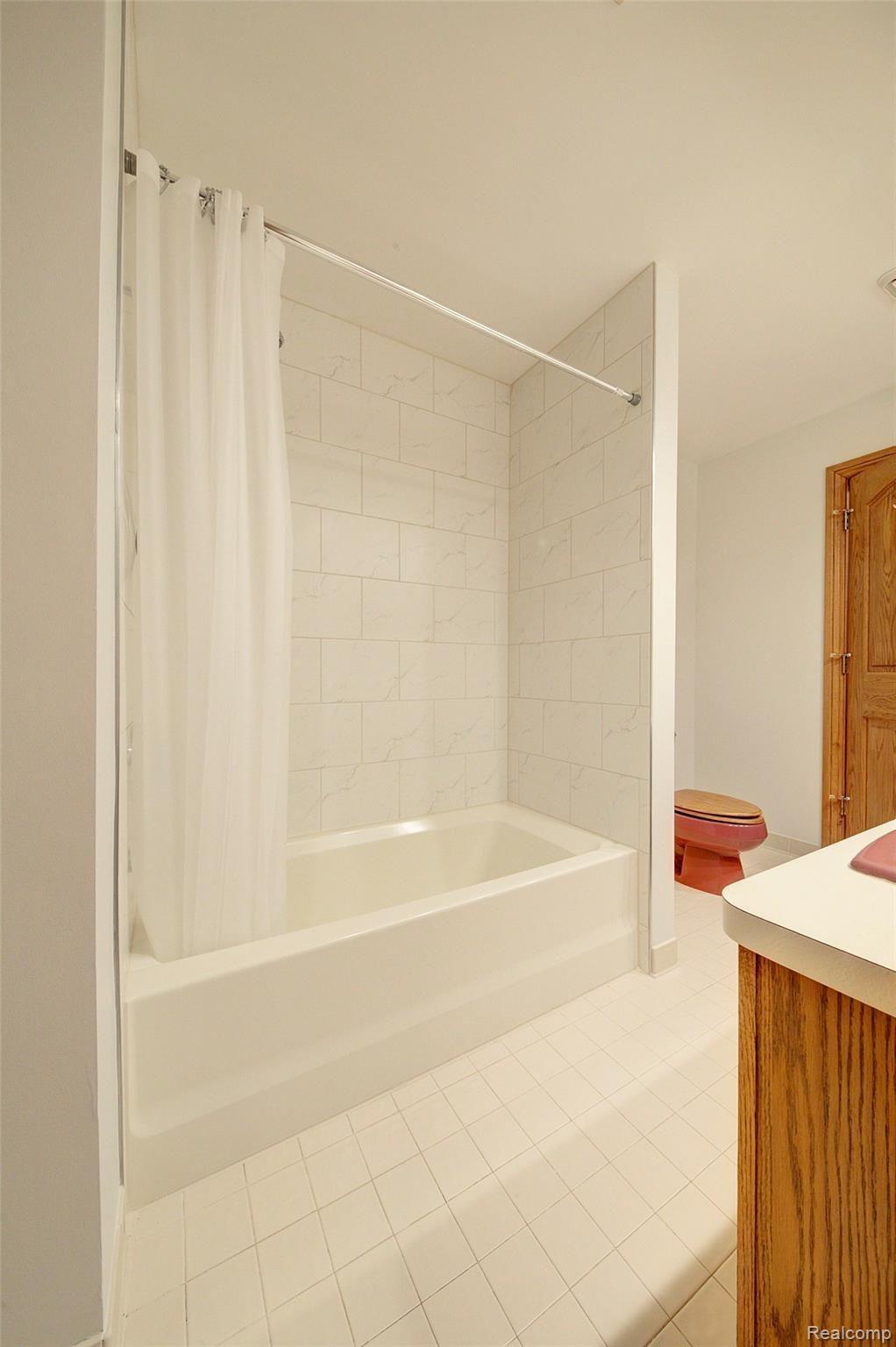 2237 Siboney Court, Unit 53 Rochester, MI 48309 - Photo 15 of 21 main bath