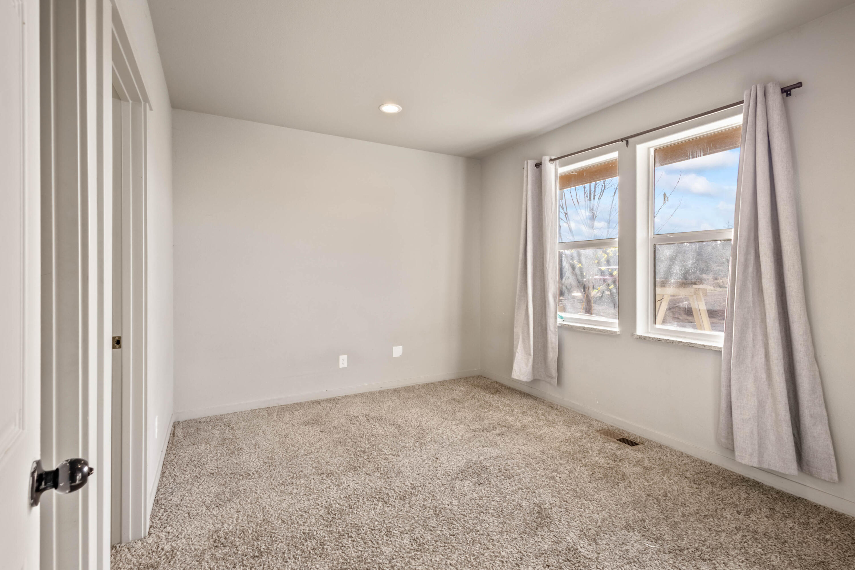 539 Leisek Way Madras, OR 97741 - Photo 15 of 35 an empty room with windows