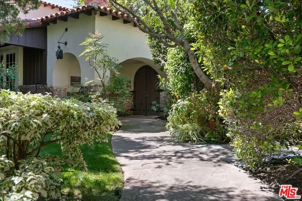 $1,295,000 | 10966 Strathmore Drive, Unit 8, Los Angeles, CA 90024