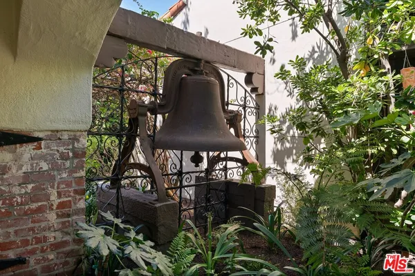 $1,295,000 | 10966 Strathmore Drive, Unit 8, Los Angeles, CA 90024