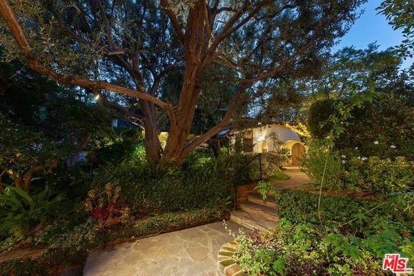 $1,295,000 | 10966 Strathmore Drive, Unit 8, Los Angeles, CA 90024