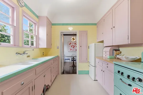 $1,295,000 | 10966 Strathmore Drive, Unit 8, Los Angeles, CA 90024