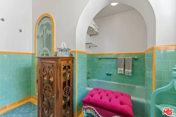 $1,295,000 | 10966 Strathmore Drive, Unit 8, Los Angeles, CA 90024