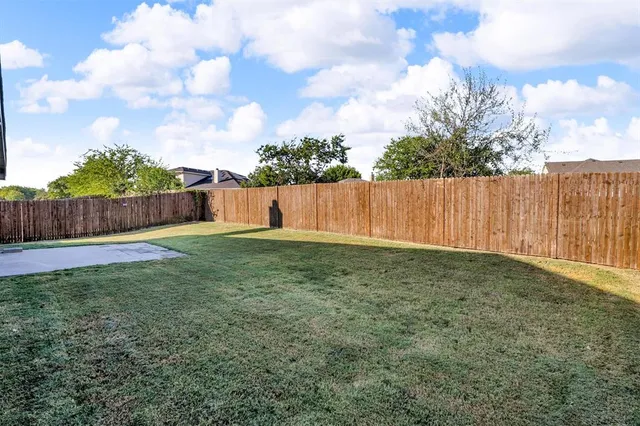 a view of a backyard