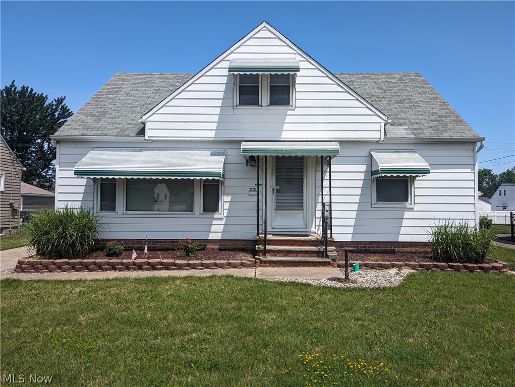 View of front of house featuring a front yard