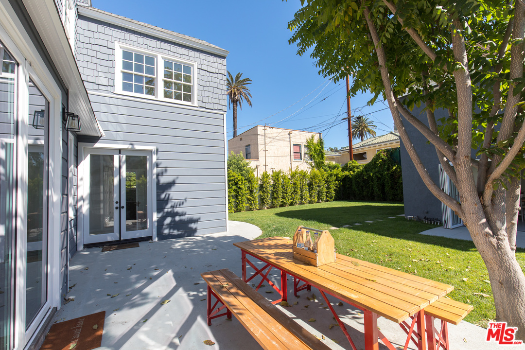 1710 Buckingham Road Los Angeles, CA 90019 - Photo 3 of 17