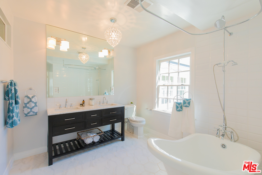 1710 Buckingham Road Los Angeles, CA 90019 - Photo 8 of 17