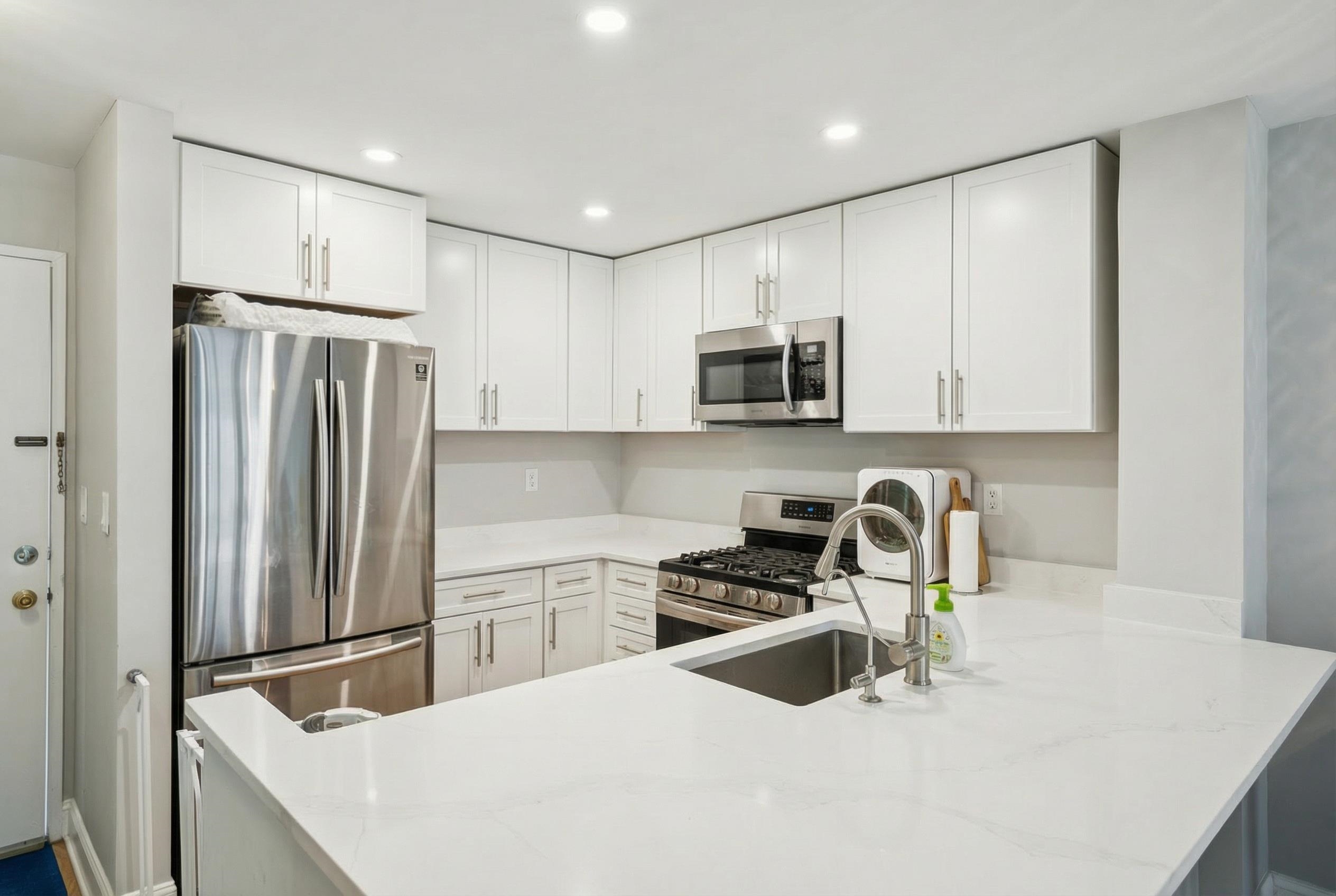 403 Hancock Court, Unit 403 Edgewater, NJ 07020 - Photo 4 of 17