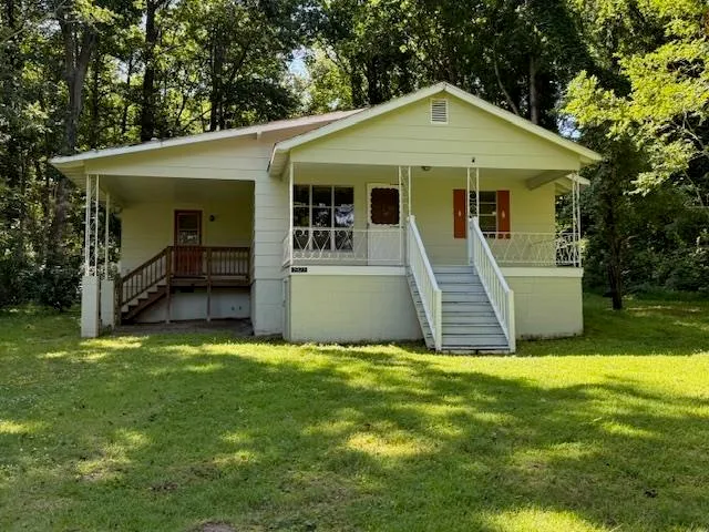 a view of a house with a yard