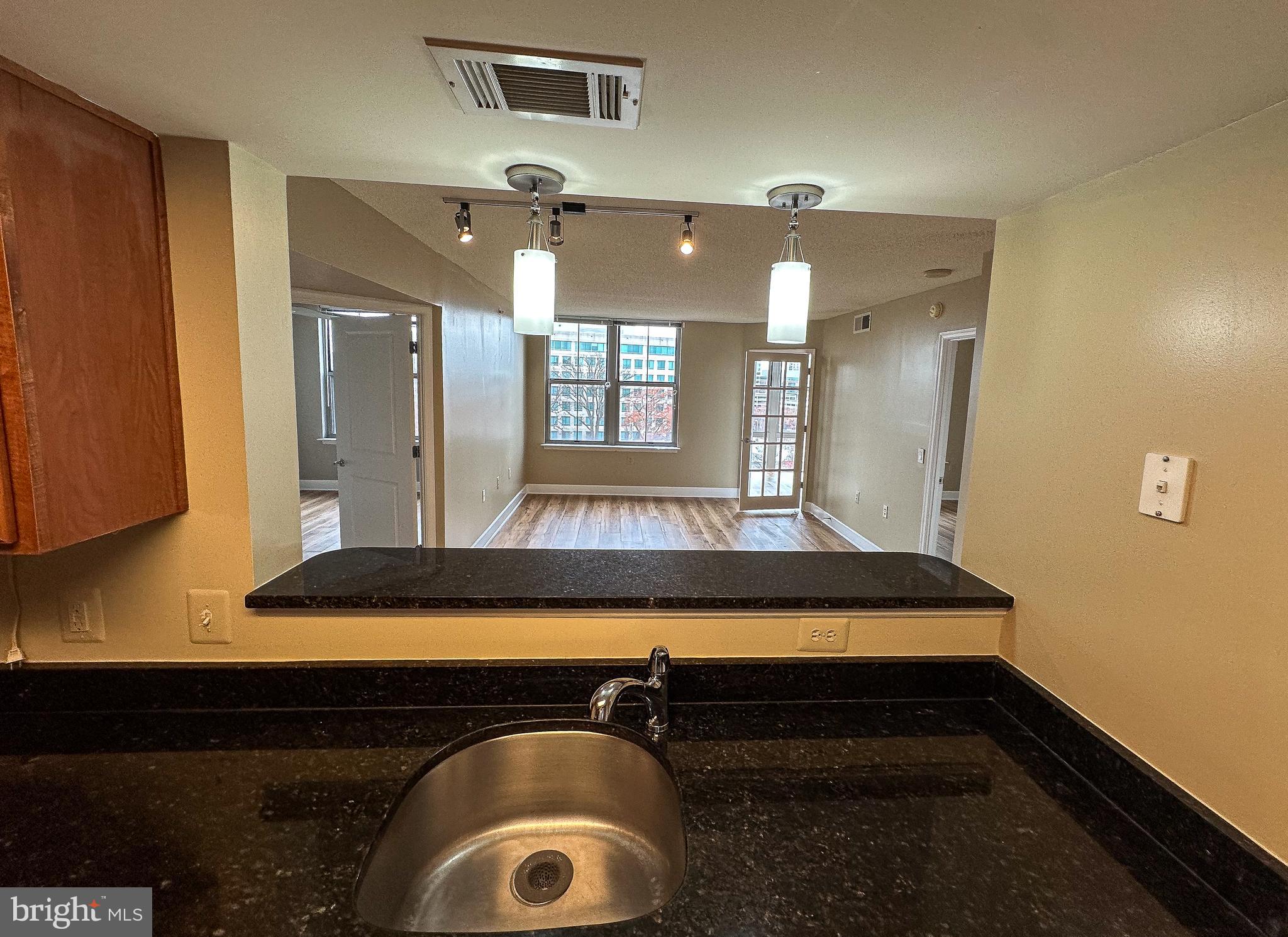 11800 Sunset Hills Road, Unit 1111 Reston, VA 20190 - Photo 10 of 66 Kitchen Breakfast bar