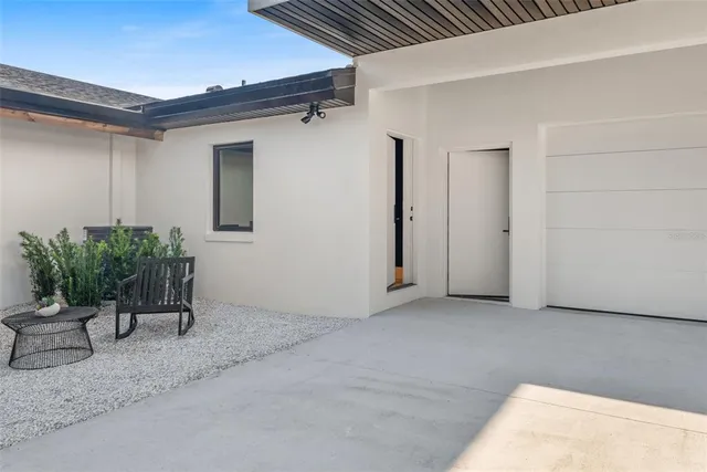 a view of a backyard