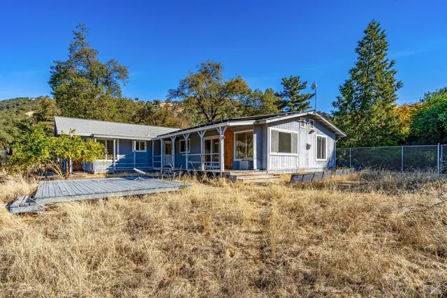 a view of a house with backyard and porch