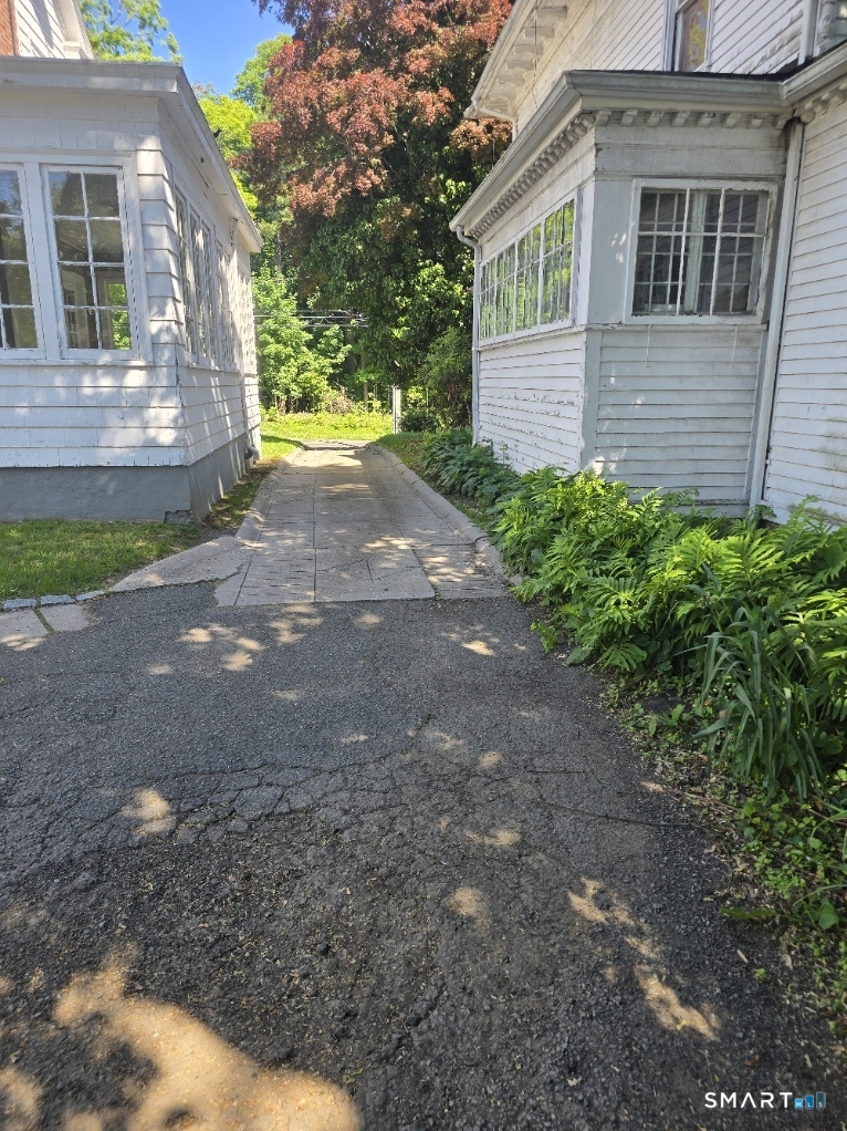197 Ridgefield Street Hartford, CT 06112 - Photo 6 of 23 Driveway