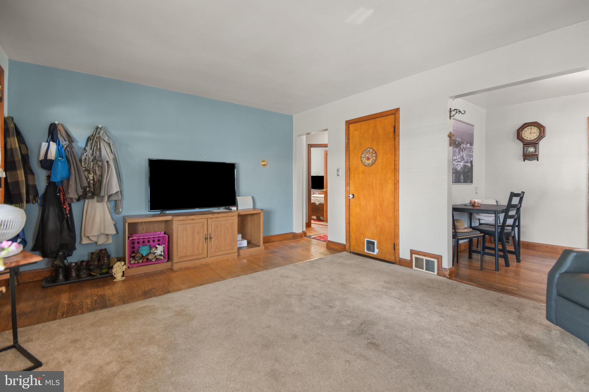 320 South Taylor Avenue Baltimore, MD 21221 - Photo 11 of 25 Living Room