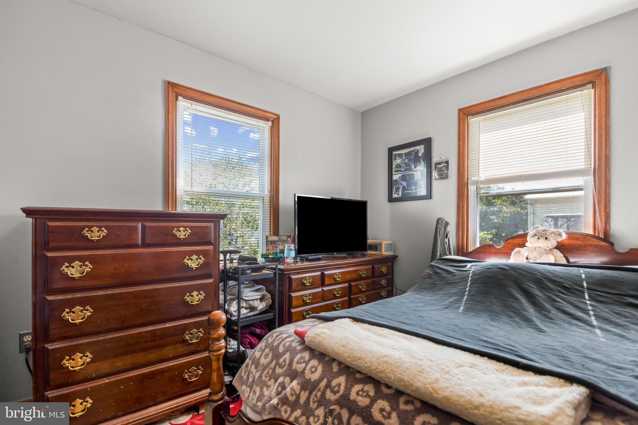 320 South Taylor Avenue Baltimore, MD 21221 - Photo 17 of 25 Bedroom 1