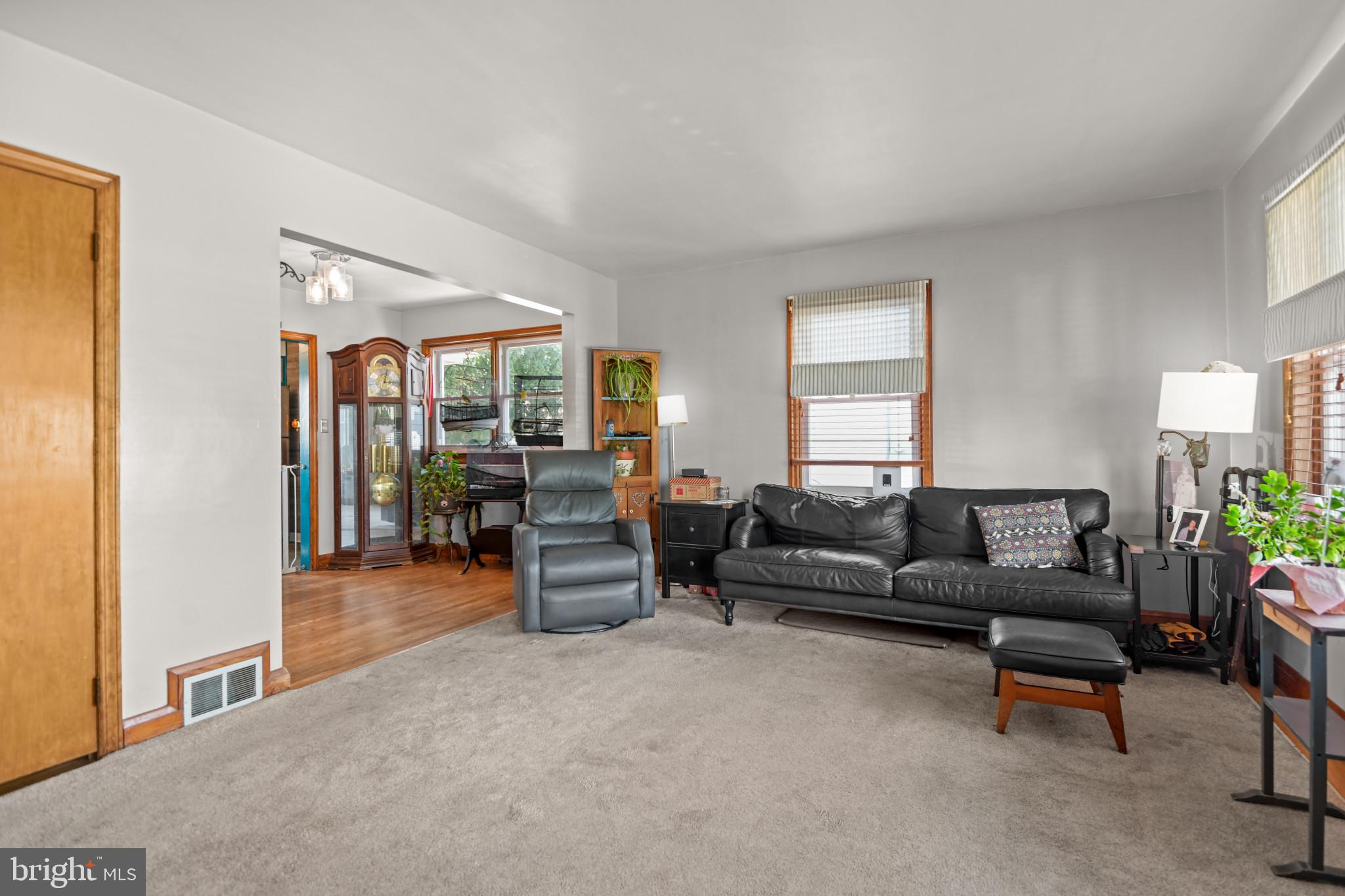320 South Taylor Avenue Baltimore, MD 21221 - Photo 10 of 25 Living Room