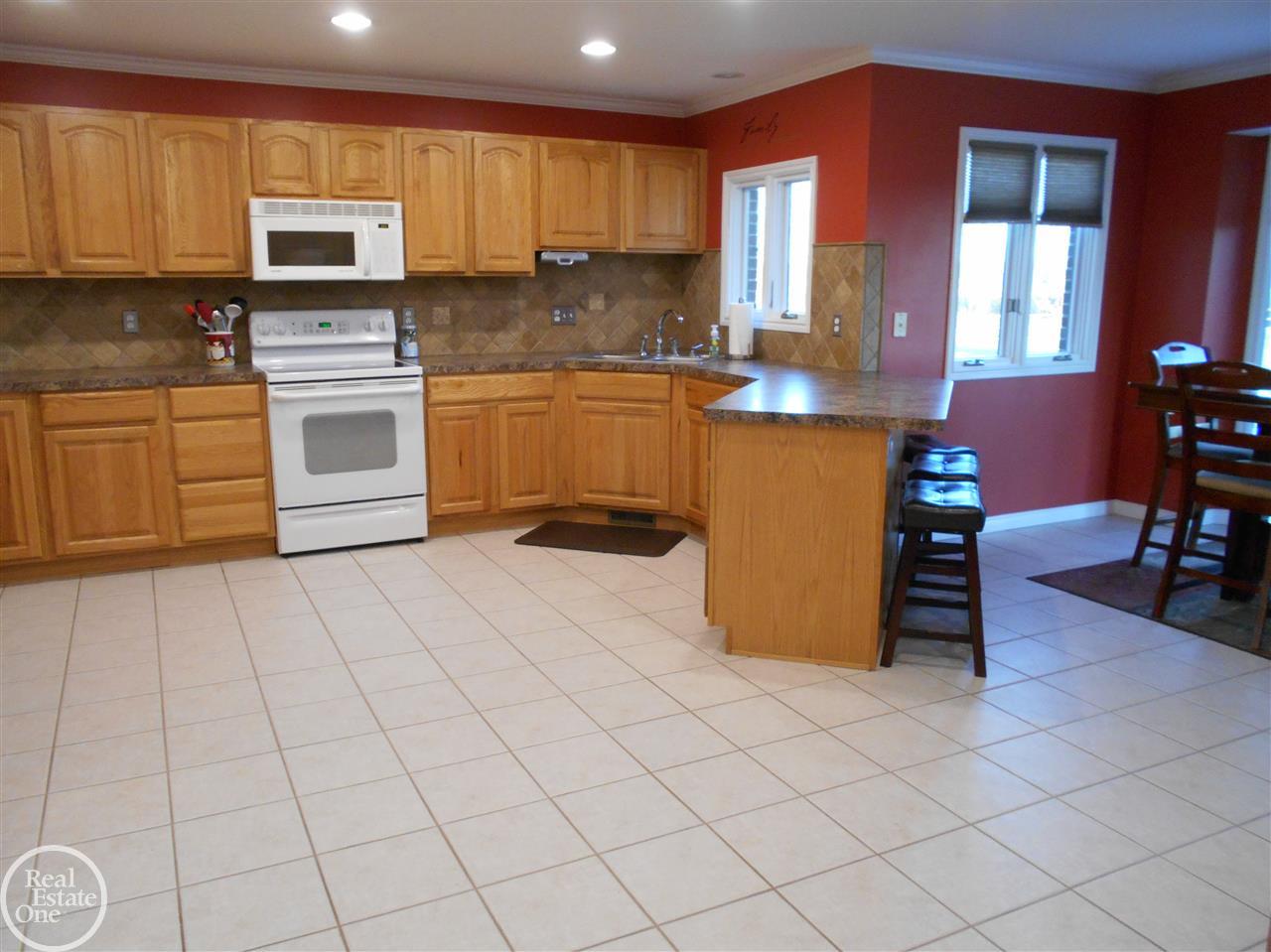 8765 Bartel Road Columbus, MI 48063 - Photo 8 of 31 31317812-7.JPG