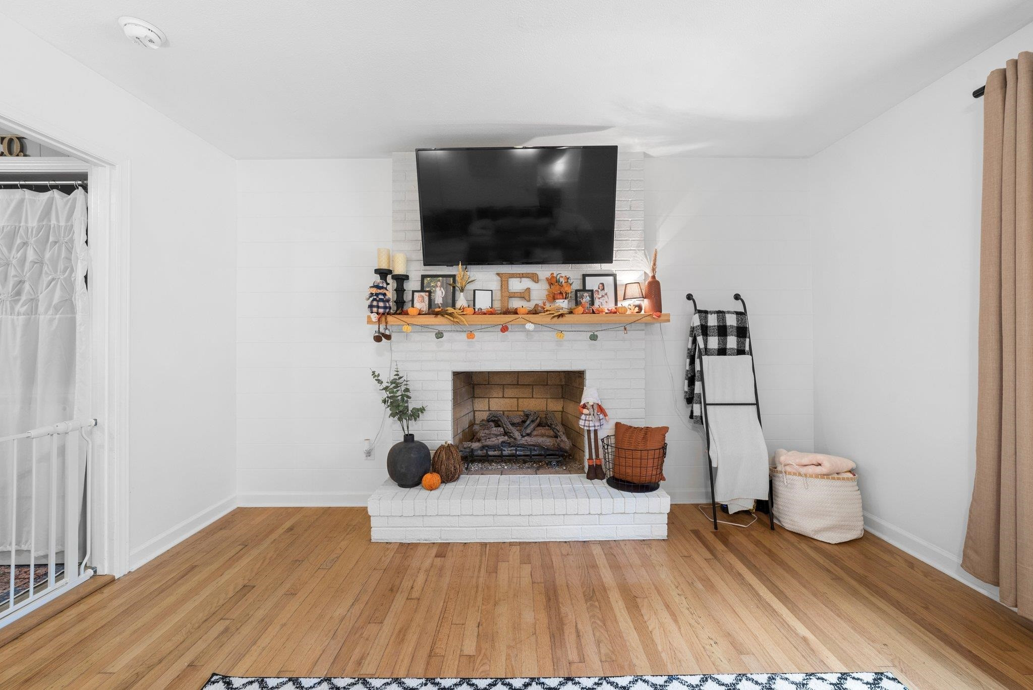1818 Wellington Road Burlington, NC 27217 - Photo 10 of 36 a living room with furniture and a flat screen tv
