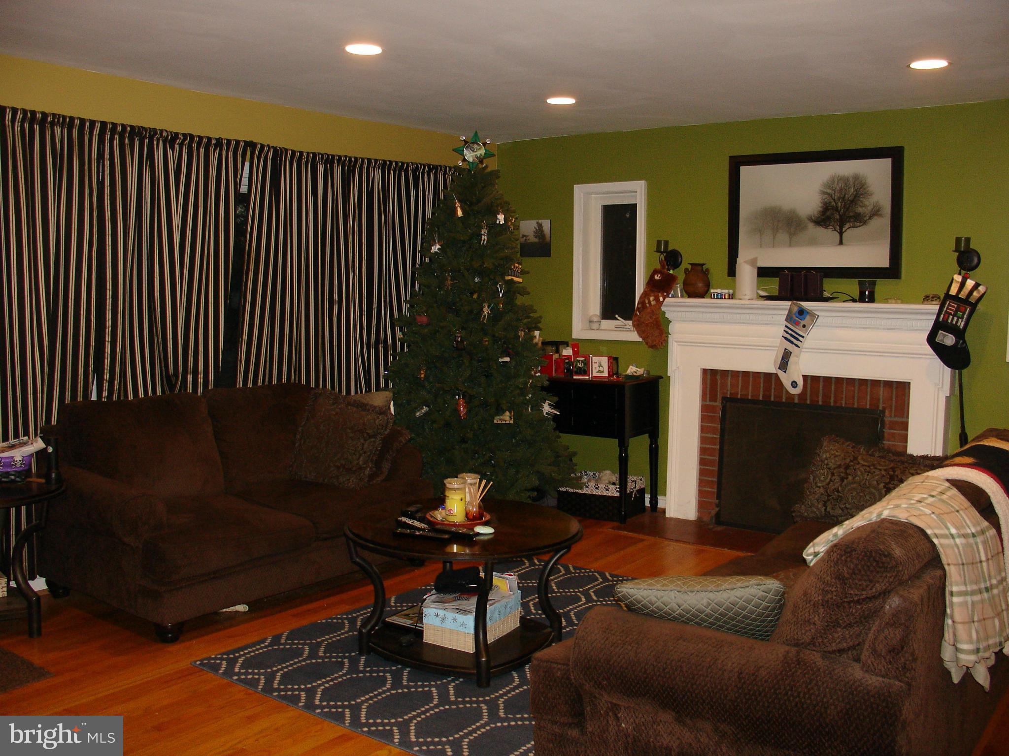 10412 Rodney Road Silver Spring, MD 20903 - Photo 6 of 20 Living Room