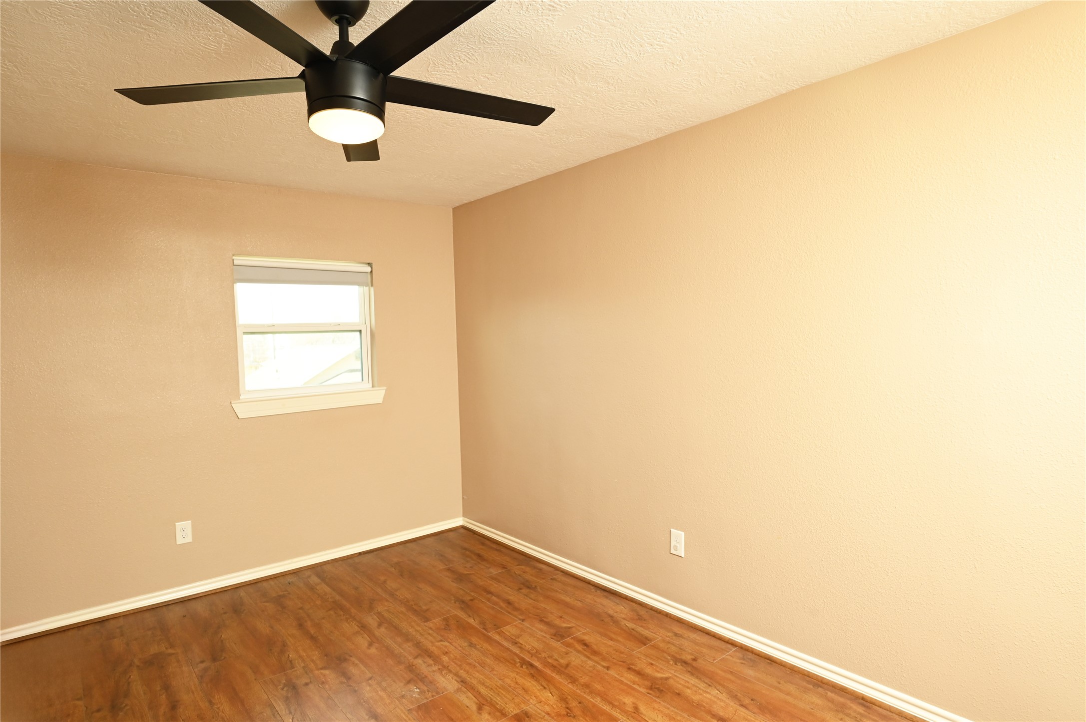 608 Archer Street Houston, TX 77009 - Photo 32 of 38 Bedroom 3 (up)