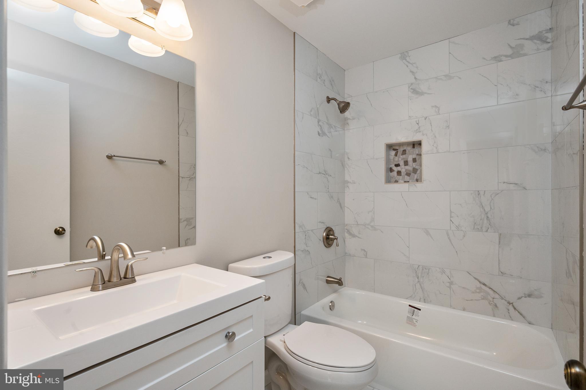 4333 Cub Run Road Chantilly, VA 20151 - Photo 36 of 44 UPSTAIRS HALLWAY FULL BATH