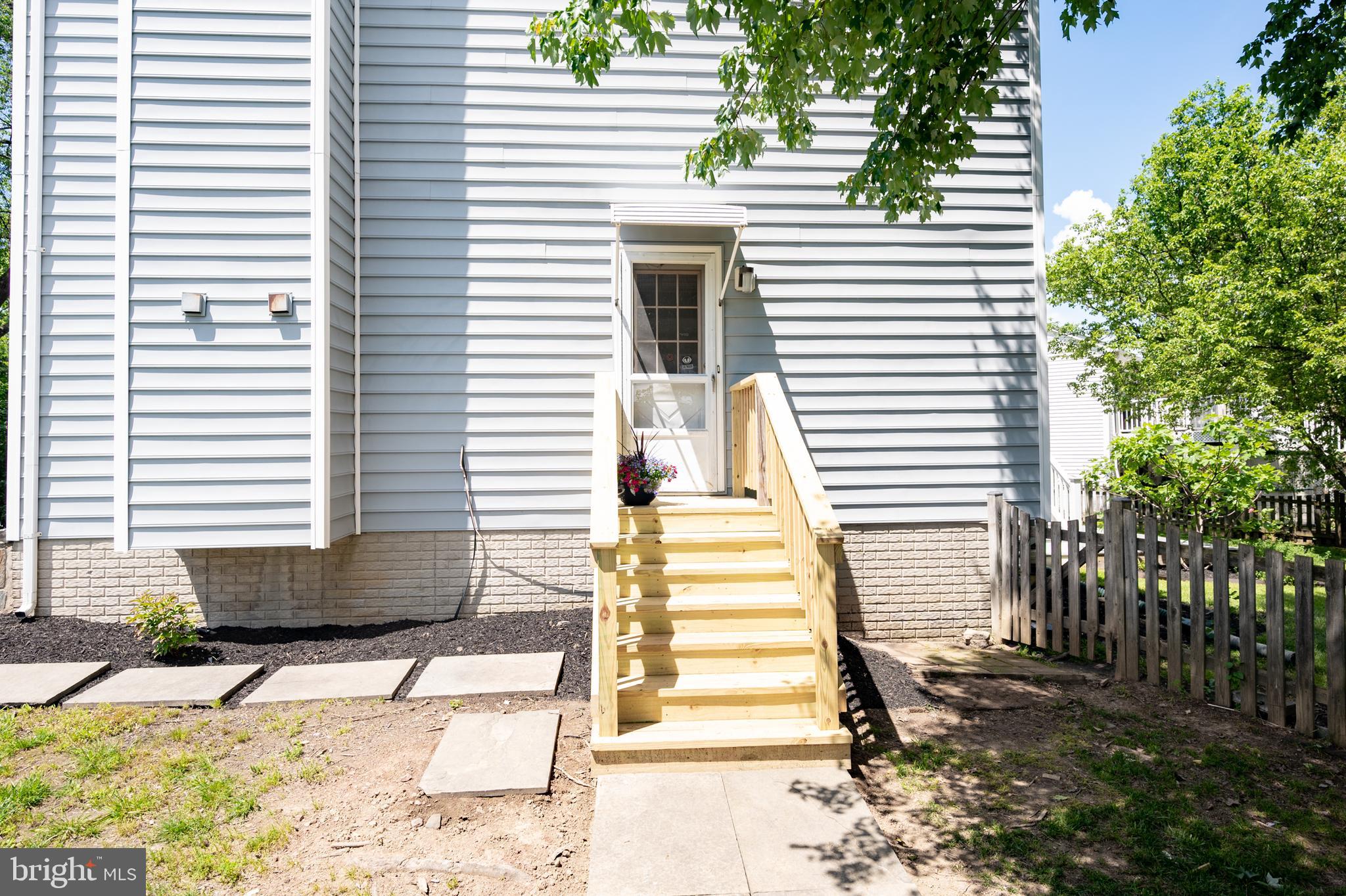 4333 Cub Run Road Chantilly, VA 20151 - Photo 6 of 44 SIDE ENTRANCE