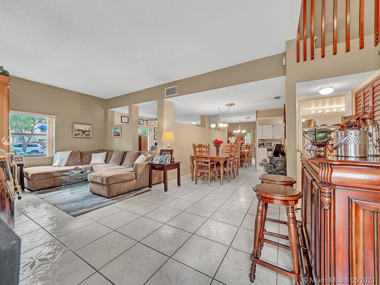 513 Racquet Club Road Weston, FL 33326 - Photo 3 of 37