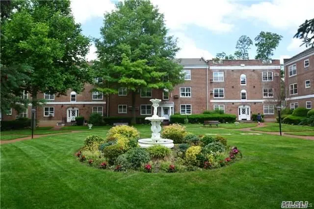 $249,000 | 221 Middle Neck Road, Unit G5, Great Neck, NY 11021