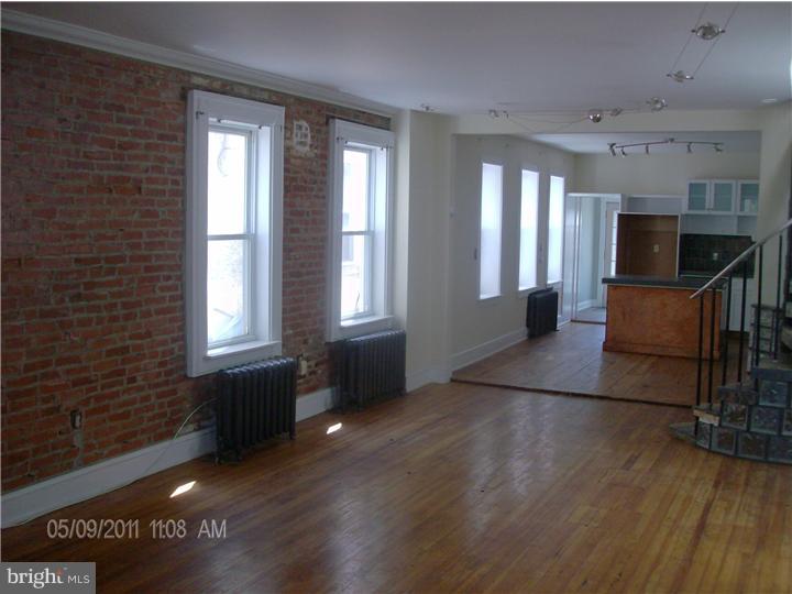 423 Roxborough Avenue Philadelphia, PA 19128 - Photo 2 of 23 Living Room
