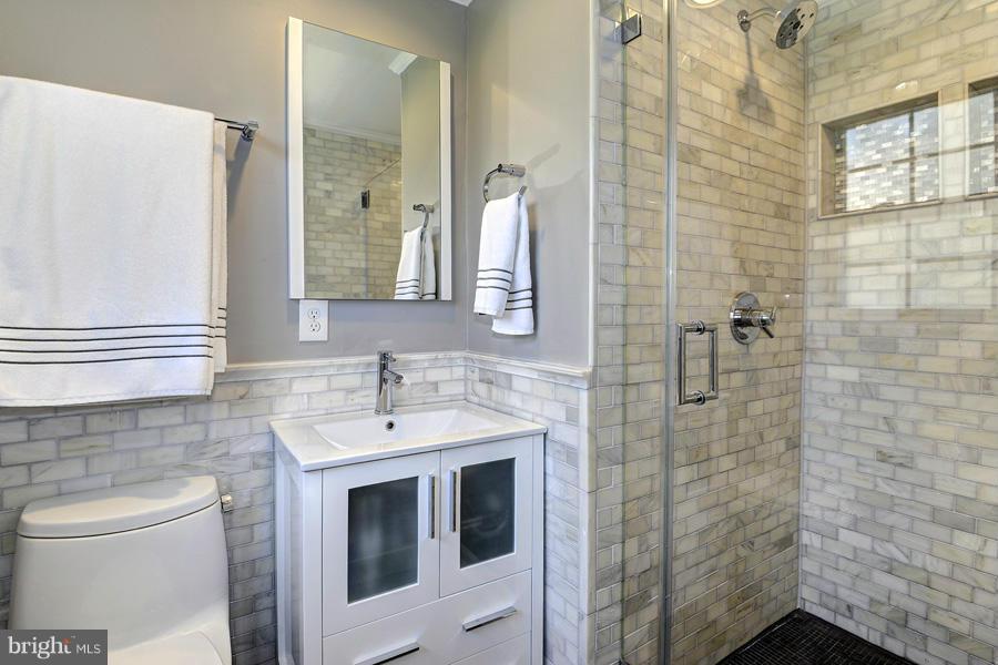 310 Talahi Road Southeast Vienna, VA 22180 - Photo 14 of 30 Bath (Master)