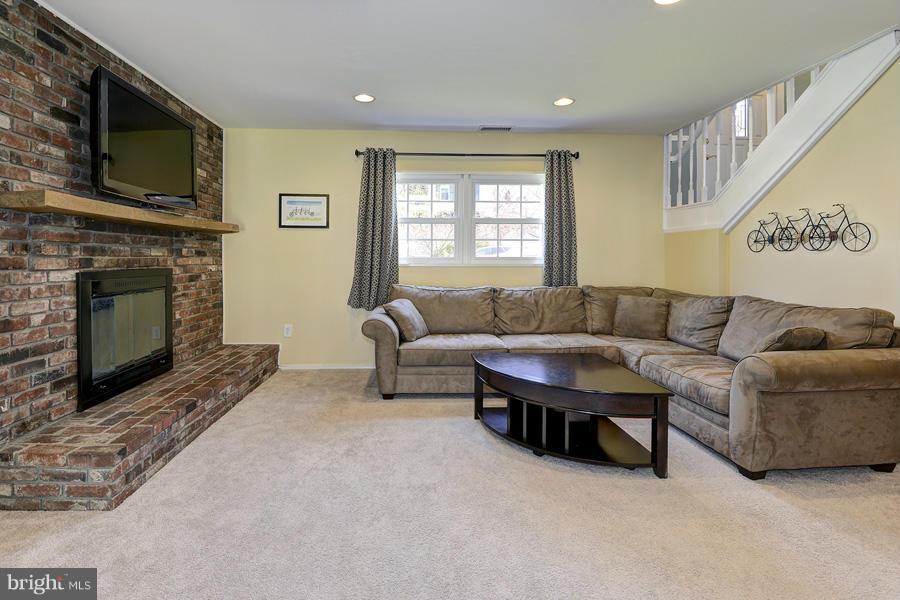 310 Talahi Road Southeast Vienna, VA 22180 - Photo 20 of 30 Family Room