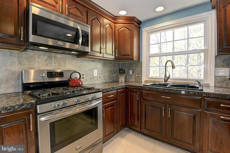 310 Talahi Road Southeast Vienna, VA 22180 - Photo 4 of 30 Kitchen