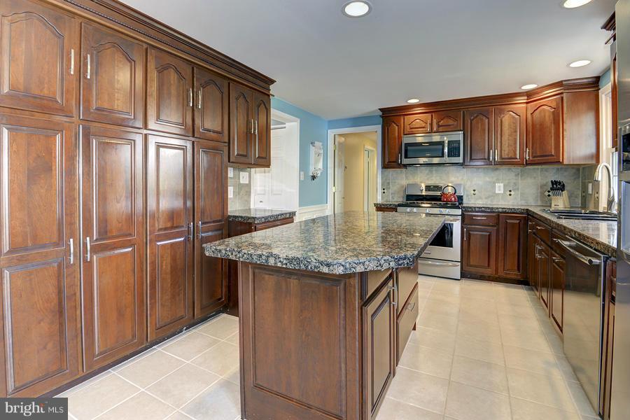 310 Talahi Road Southeast Vienna, VA 22180 - Photo 6 of 30 Kitchen