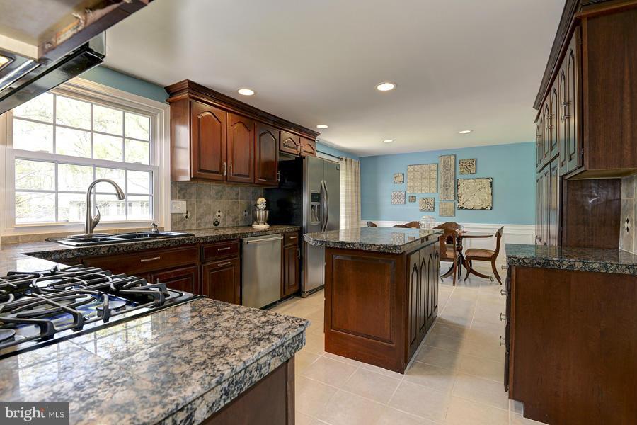 310 Talahi Road Southeast Vienna, VA 22180 - Photo 7 of 30 Kitchen