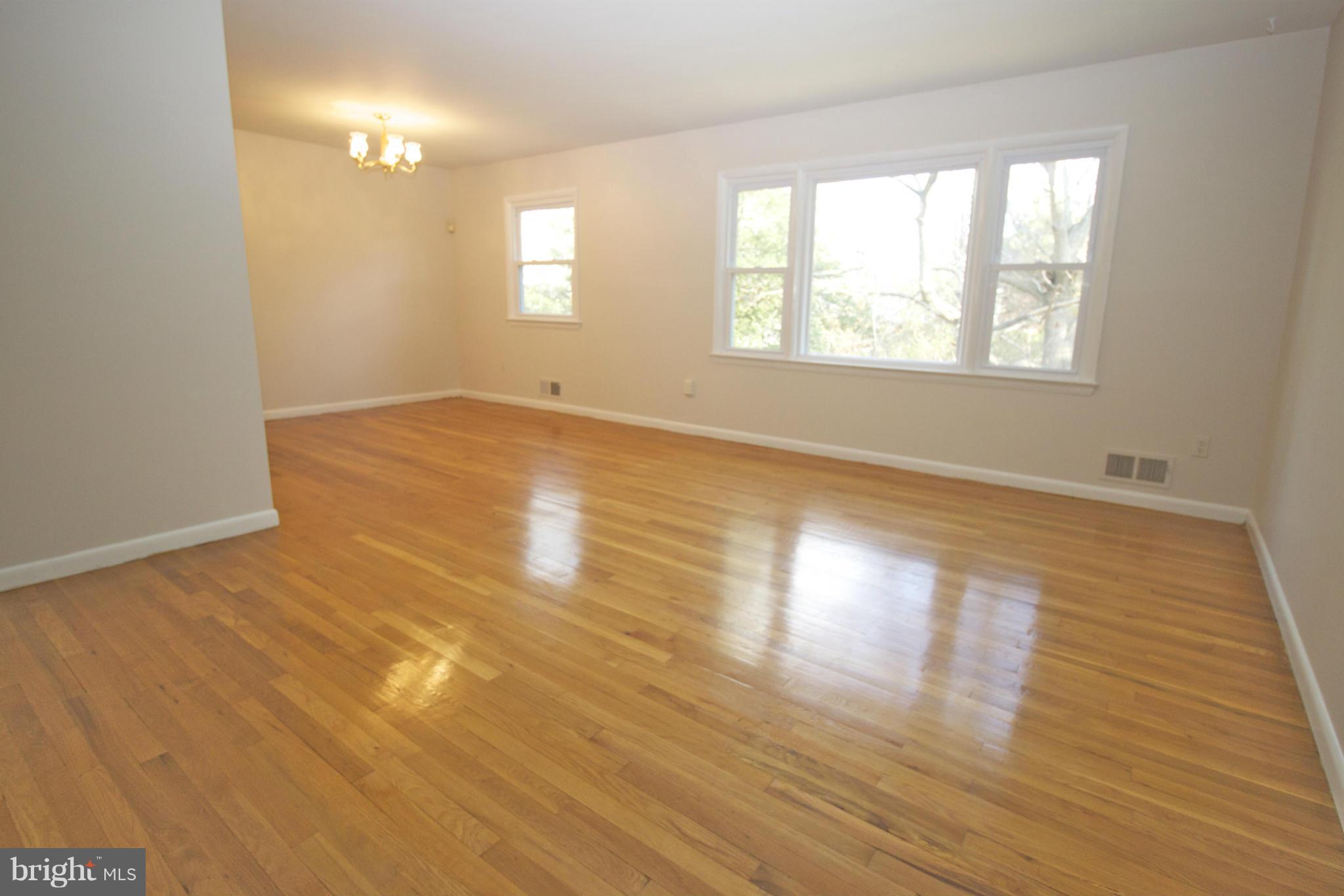 7722 Miller Fall Road Rockville, MD 20855 - Photo 3 of 29 Living Room