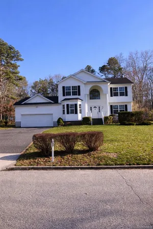 $790,000 | 136 Elizabeth Way, Ridge, NY 11961