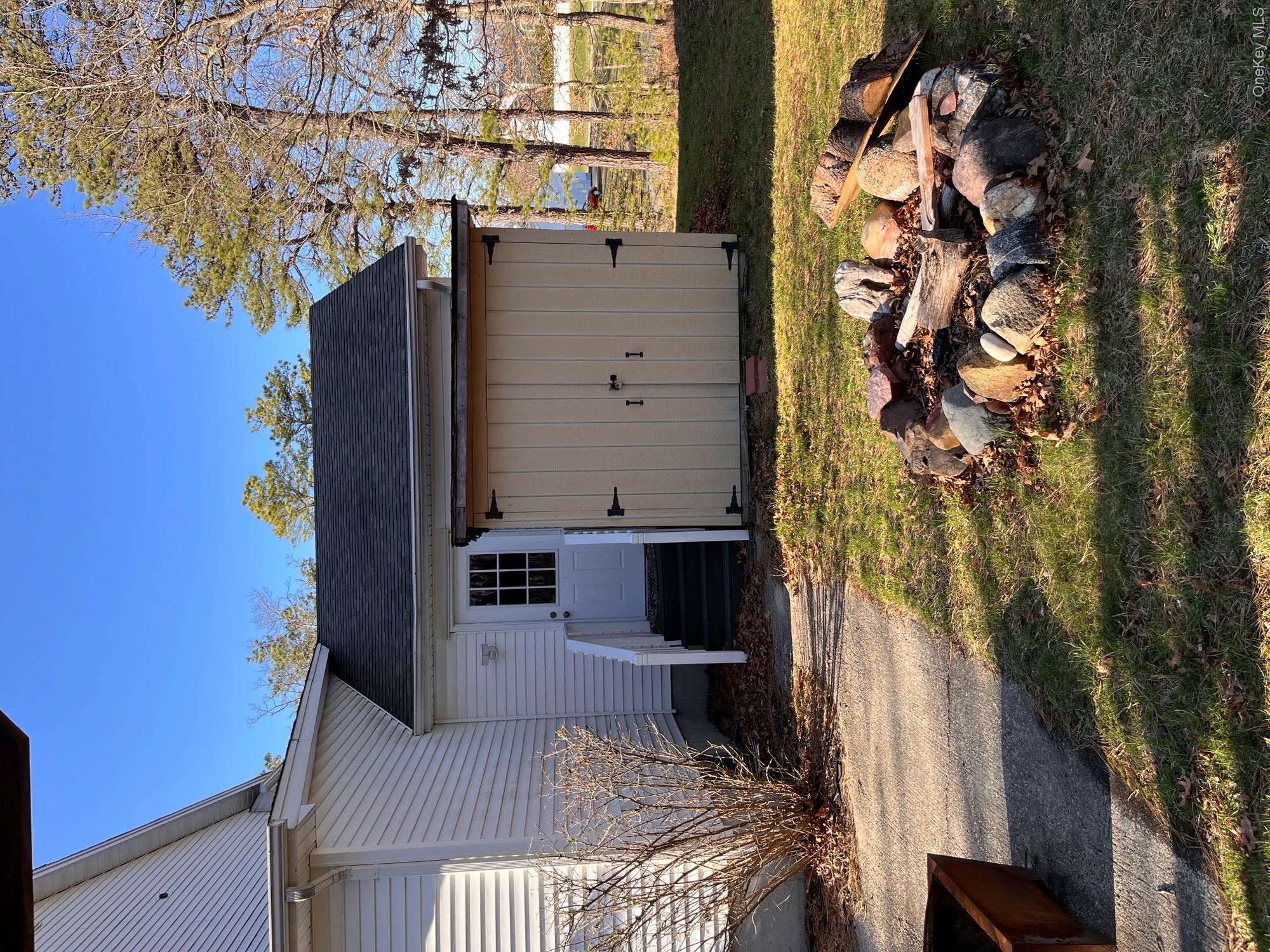 136 Elizabeth Way Ridge, NY 11961 - Photo 4 of 38