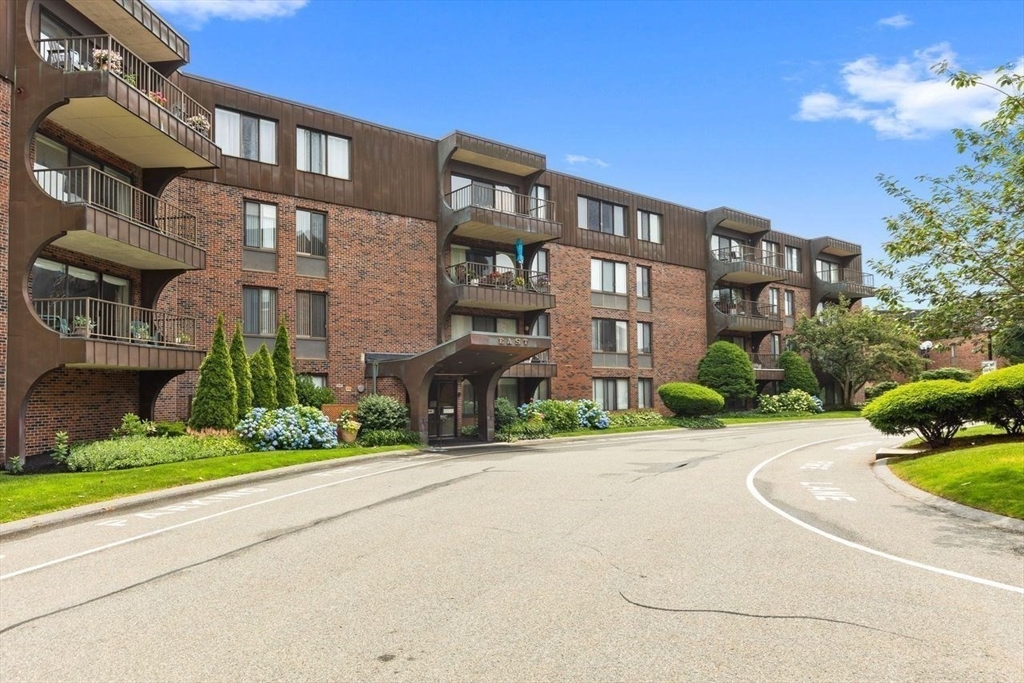 1008 Paradise Road, Unit 2Q Swampscott, MA 01907 - Photo 2 of 25 a front view of a building