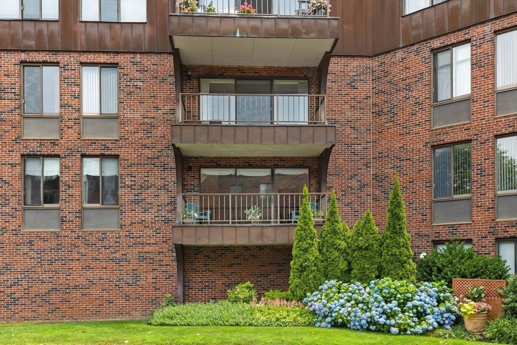 1008 Paradise Road, Unit 2Q Swampscott, MA 01907 - Photo 3 of 25 a front view of a house with garden