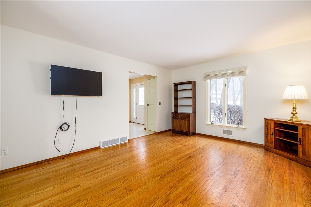 18 Bent Oak Road Chili, NY 14624 - Photo 5 of 47 Living room