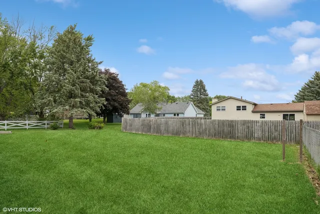 a view of a back yard